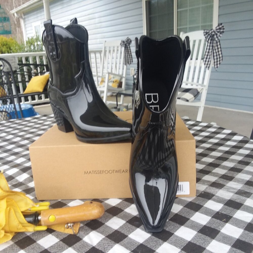 Women's BEACH BLACK PATENT WESTERN Style RAINBOOT Size 7